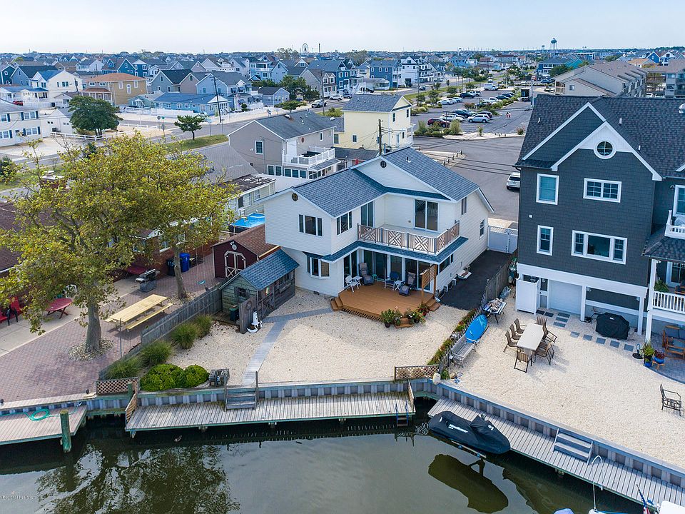 2nd image of 400 Cove Ct