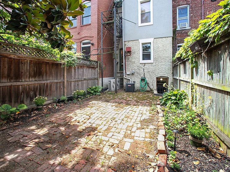 828 D St SE #1 — Photo 24