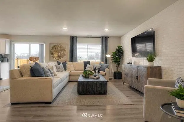 4 bed, 2.5 bath, 2120 sqft, $3,100 — Photo 3
