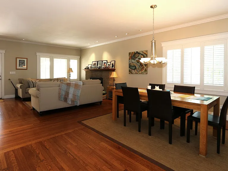 2050 Brewster Ave — Photo 11