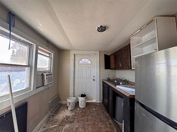 5th image of 323 9th St W