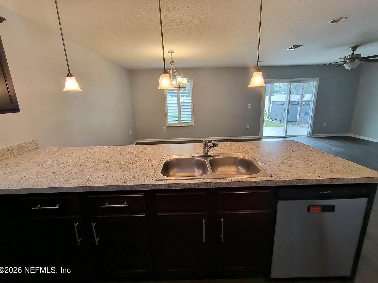 4 bed, 2.0 bath, 1670 sqft, $1,999 — Photo 4