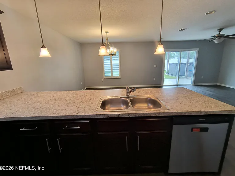 1211 Sarahs Landing Dr — Photo 4