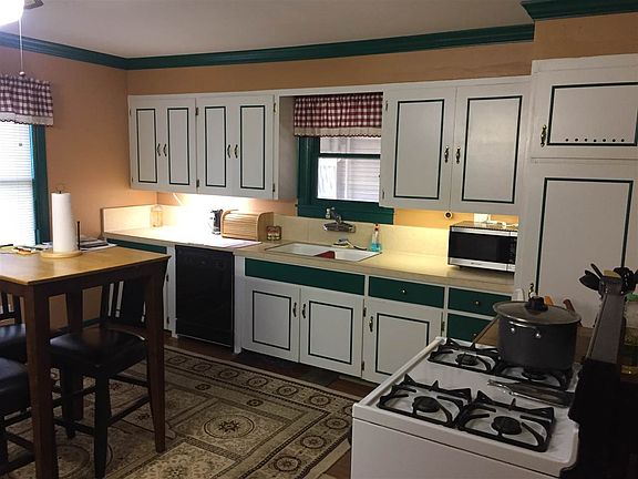 3rd image of 104 E Navarro St