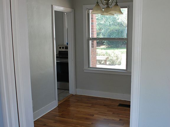 3rd image of 1914 E Maxwell St
