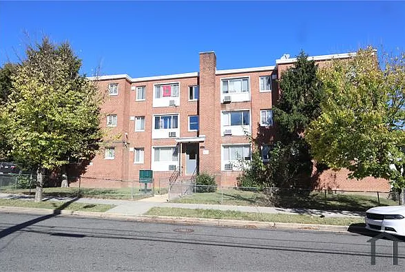 2826 Hartford St SE #203 — Photo 10