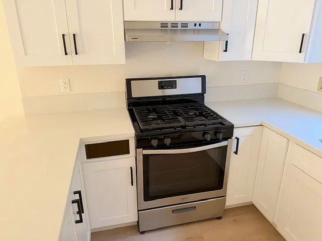 2 bed, 640 sqft, $2,400 — Photo 2