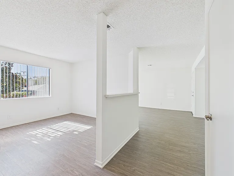 11325 Morrison St — Photo 18