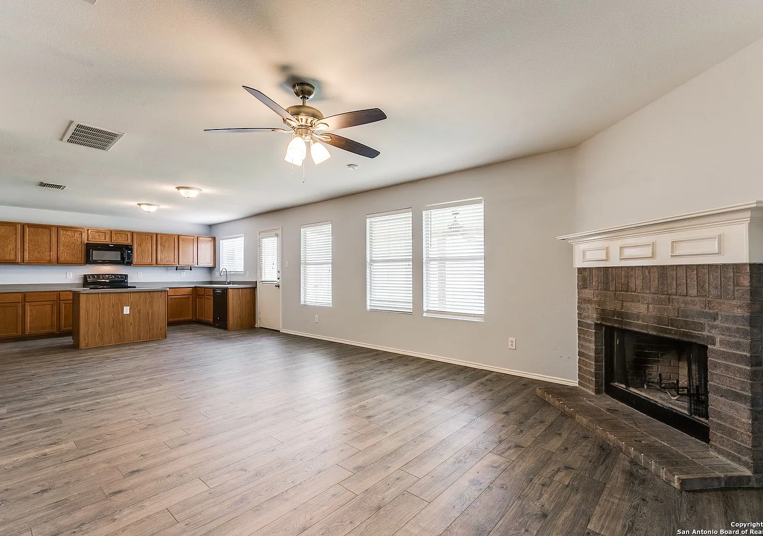 3 Bedroom 2.5 Bath House For Lease — Photo 4