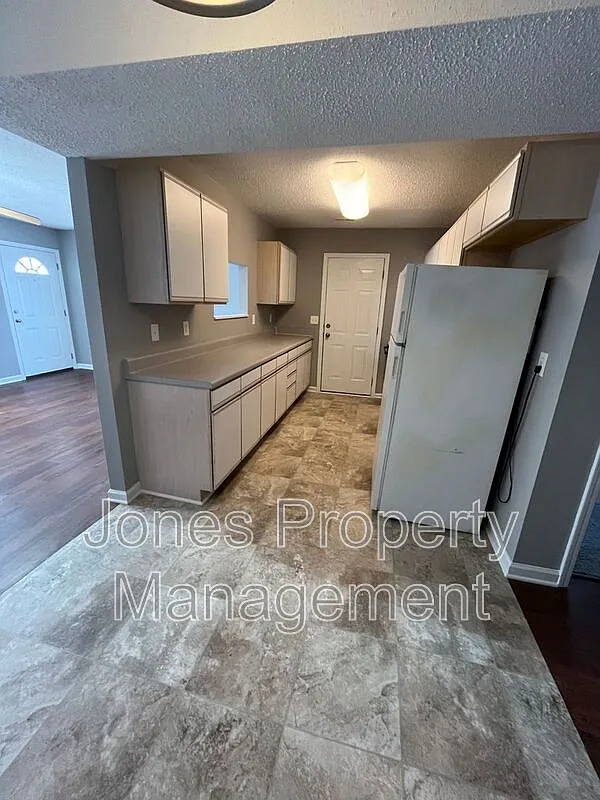 3 bed, 2.0 bath, 1311 sqft, $1,250 — Photo 3