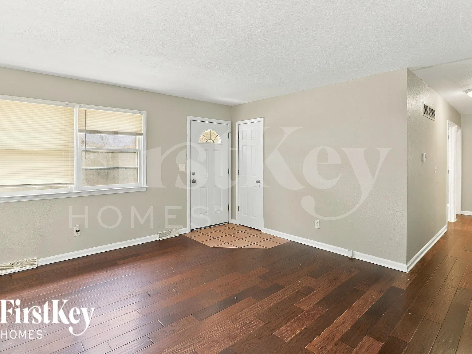 3 bed, 1.0 bath, 880 sqft, $1,380 — Photo 3