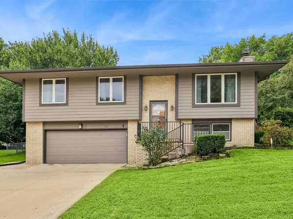 8212 Parkview Dr, Urbandale, IA 50322