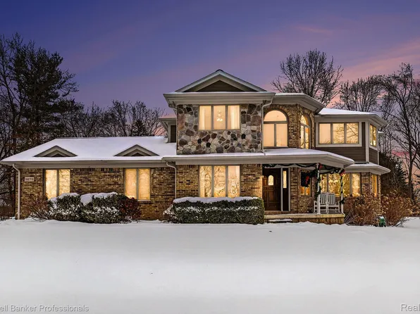 3172 Shadow Brook Ln, Pinckney, MI 48169