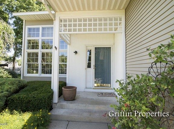 2nd image of 717 Georgia Ct NE