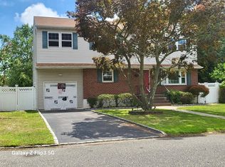 22 2nd St, Ronkonkoma, NY 11779