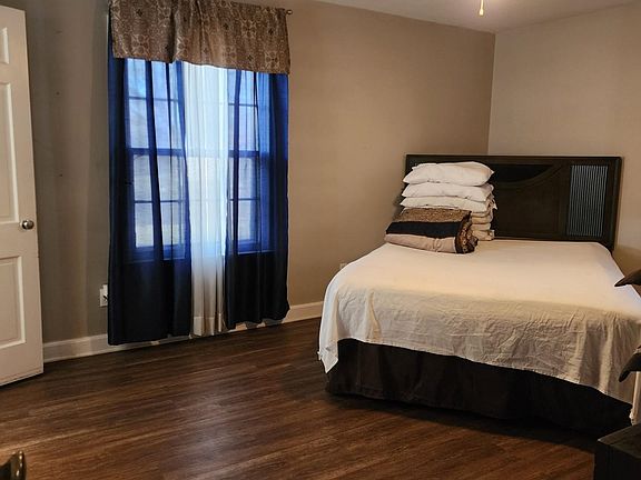 5th image of 140 Lake Dr