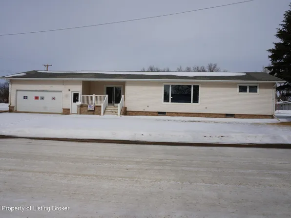 138 E 8th St, New England, ND 58647