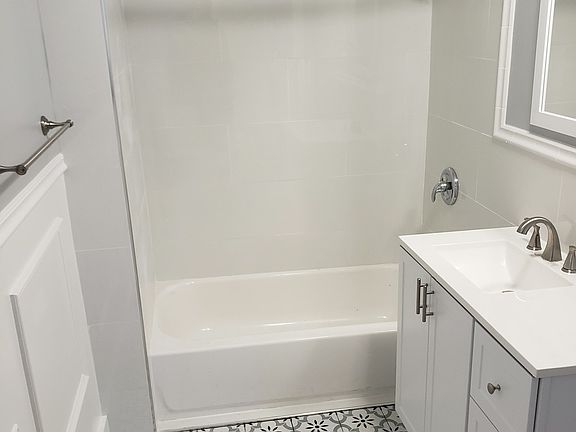 4th image of 89 N Malcolm St #2