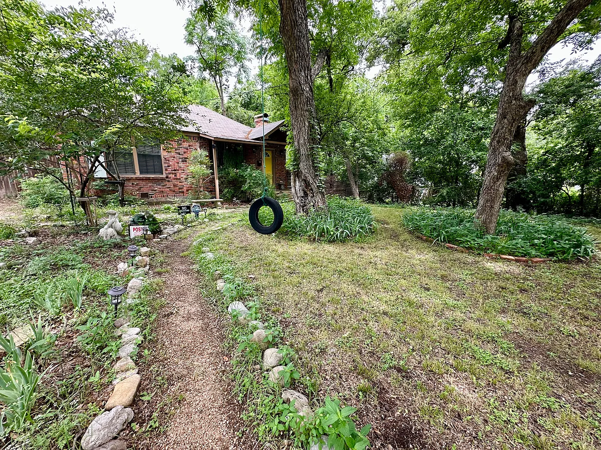 Building Photo - 8619 Groveland Dr