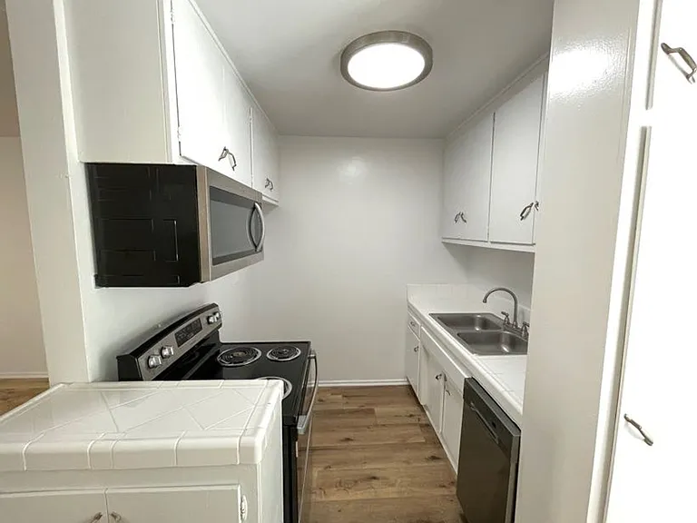 21736 Roscoe Blvd — Photo 18