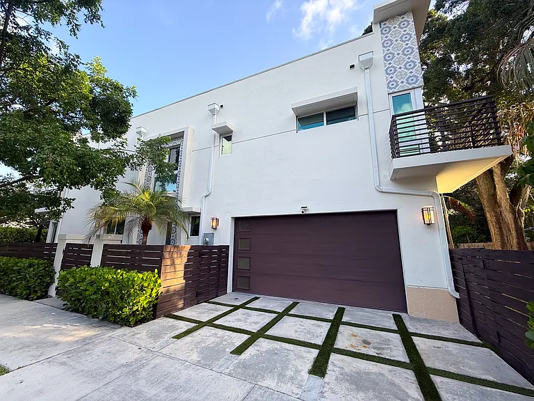 590 SW 6th Ave — Photo 17