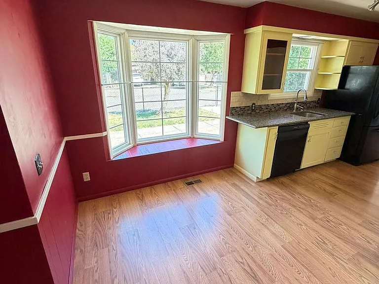 550 Carlson Dr — Photo 6