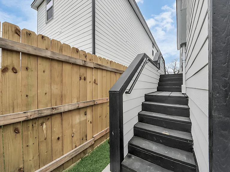 3910 Woolworth St — Photo 3