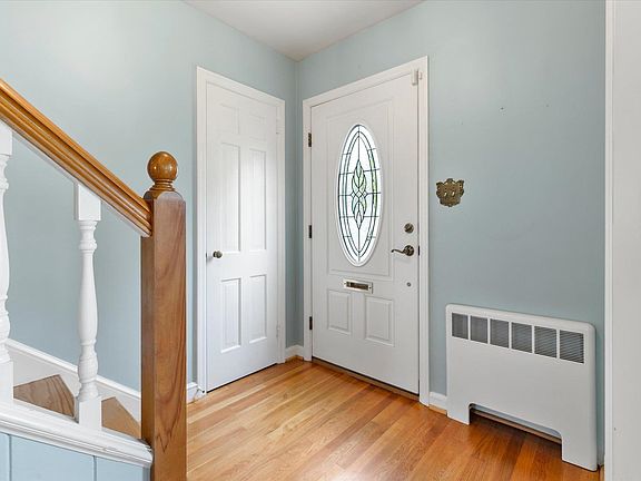 4th image of 910 Preston Ave