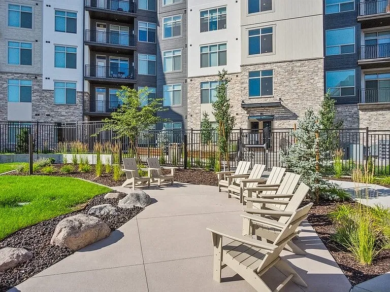 Seven Skies Apartments — Photo 47
