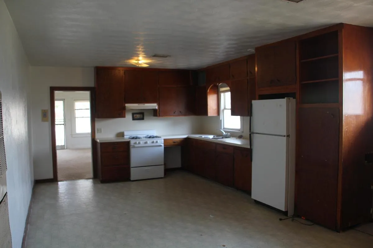 3 bed, $850 — Photo 2
