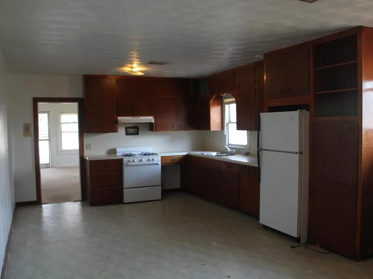 817 W University Dr — Photo 2
