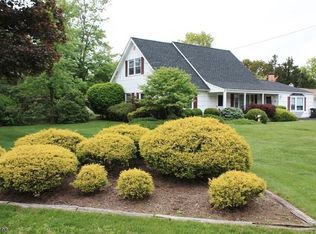 28 Sweetbriar Rd, Somerset, NJ 08873