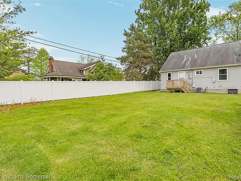 90 Tacoma Dr — Photo 34