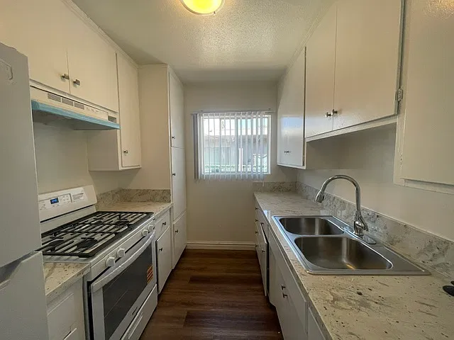 2 bed, 900 sqft, $2,175 — Photo 2