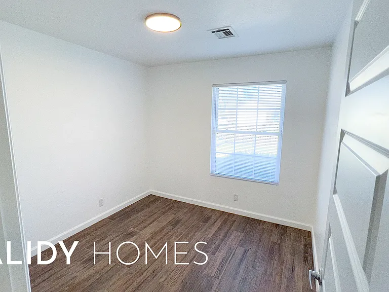 808 SE 13th St — Photo 23