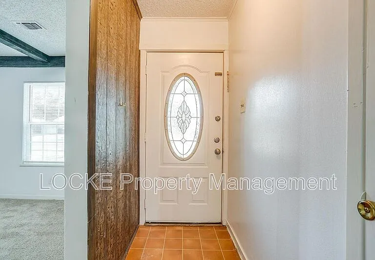 812 E Prairie View Rd — Photo 2