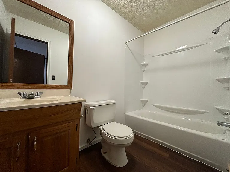 321 W Walnut St — Photo 5
