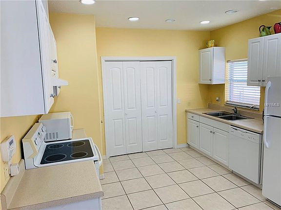 5th image of 1723 NE Floridian Cir