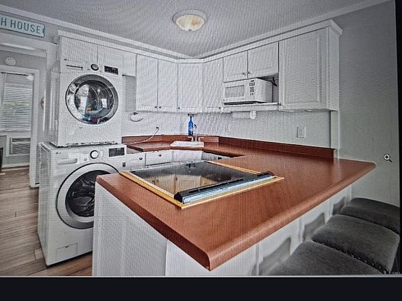 2nd image of 4516 Seaview St. #238