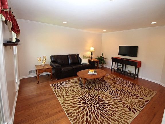 5th image of 313 Cumberland Ct