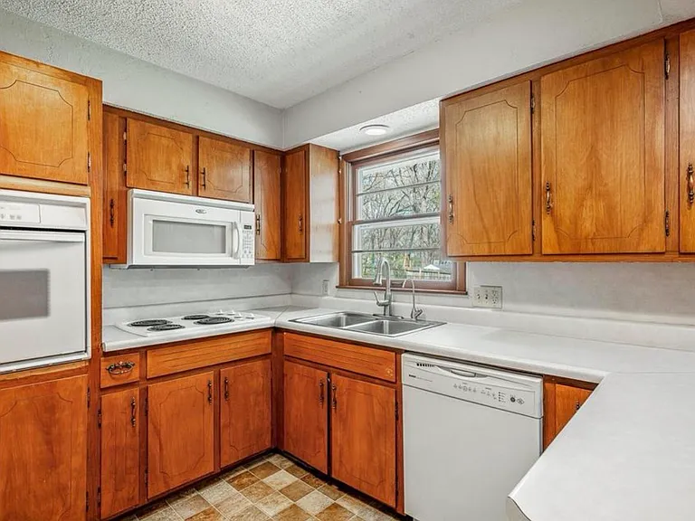 5246 N Crestwood Dr — Photo 9