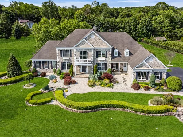 1 Ethan Dr, Farmingdale, NJ 07727