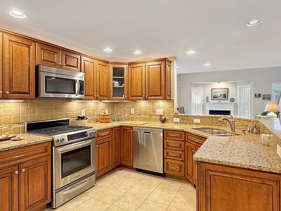 5th image of 84 Windward Pointe Drive Drive #16
