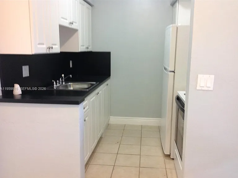280 SW 11th Ave #5 — Photo 5