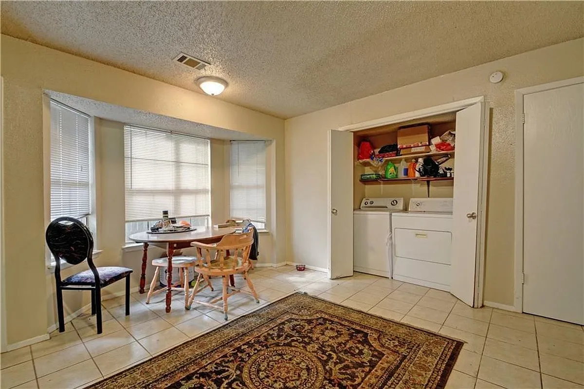 Building Photo - 2011 Kirksey Dr #B