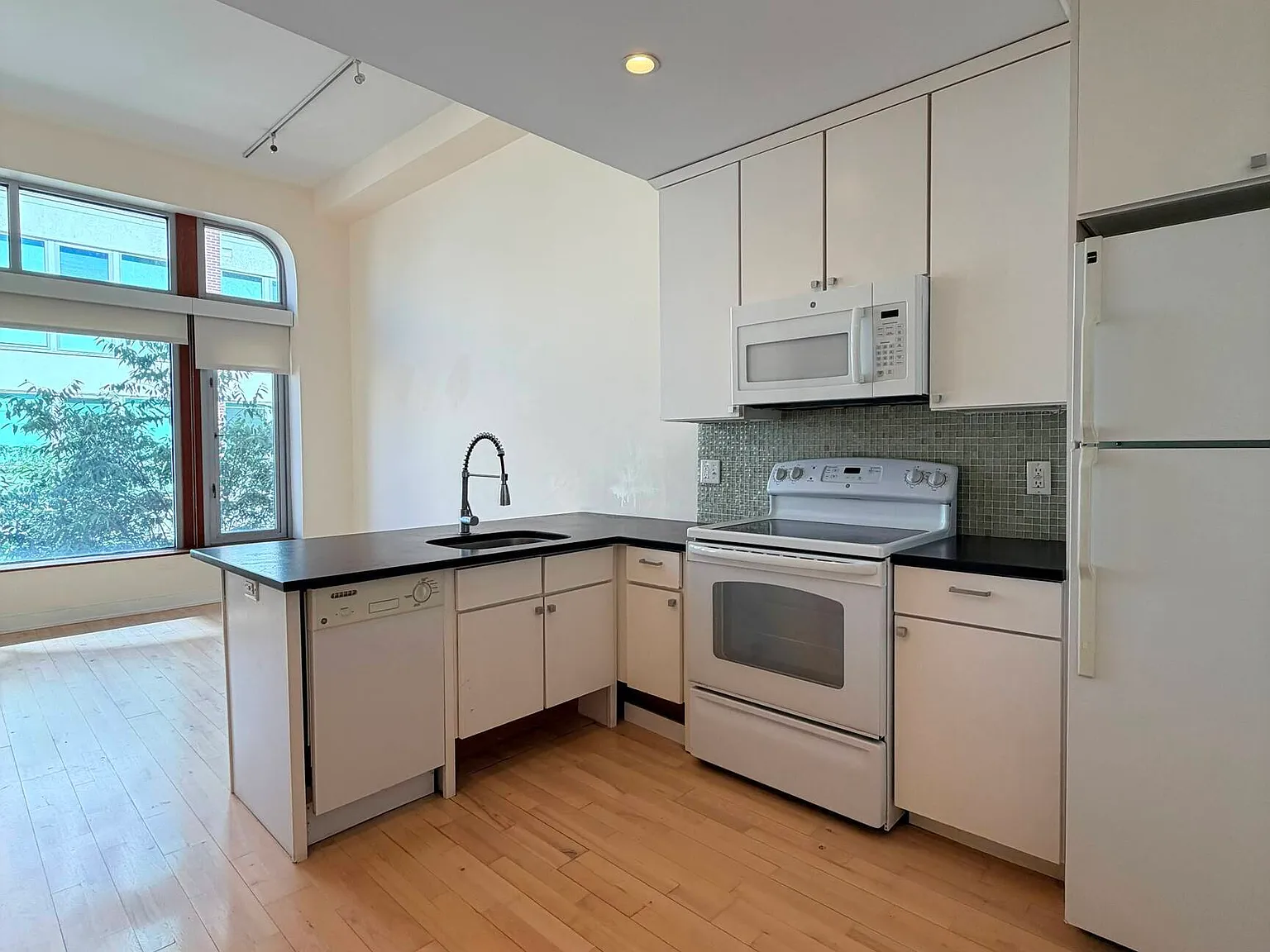 804 Chapel St — Photo 2