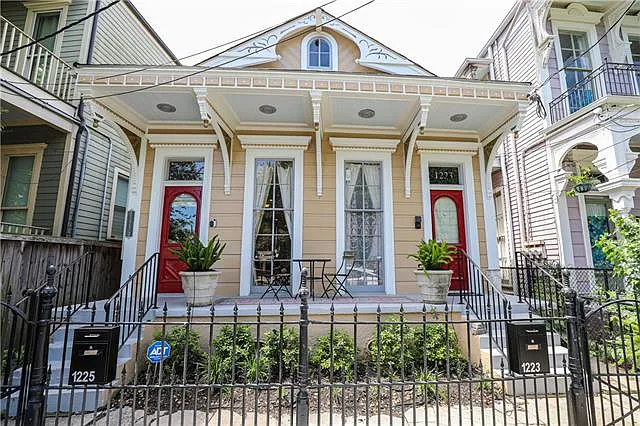 1225 Coliseum St — Photo 1