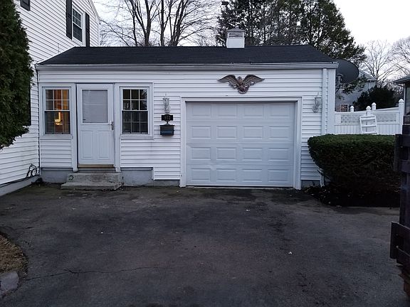 Attached garage/breezeway