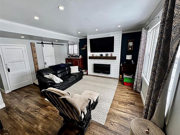 5th image of 120 Roslyn AVENUE
