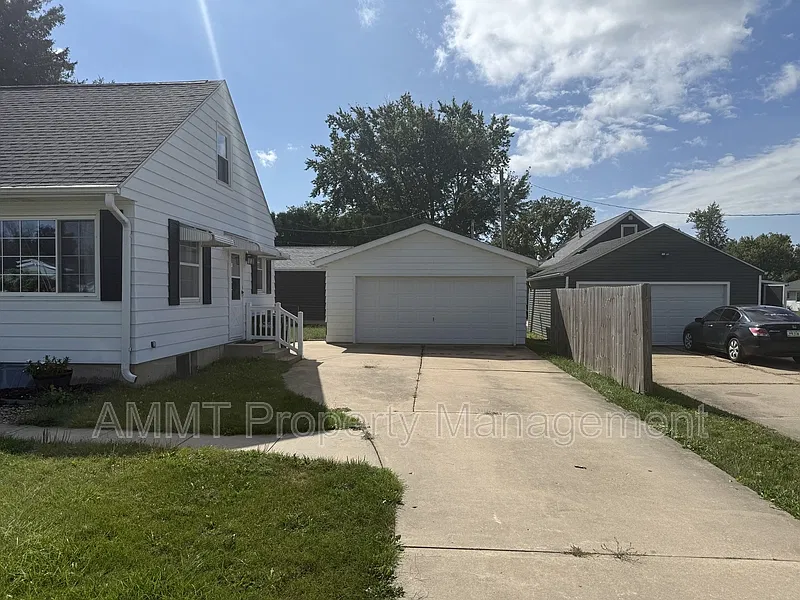 5 bed, 2.0 bath, $2,000 — Photo 2